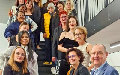 Gemeinsam in der Pflegeschule den erfolgreichen Abschluss gefeiert