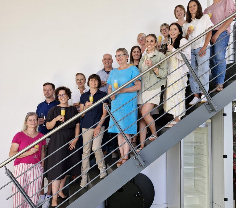 Auf einer Treppe stehen die zukünftigen Sprachförderkräfte