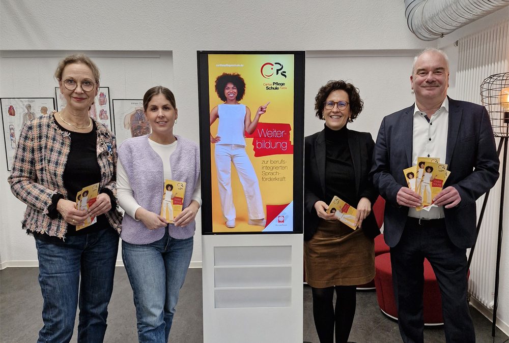 Waltraud Röhl-Pfingsten, Antonia Baier (beide qualifizierte Fachdozentinnen für Sprachförderung, Dajana Herbst (Leiterin der Caritas Pflegeschule). Dr. Markus Juch (Diözesan-Caritasdirektor)