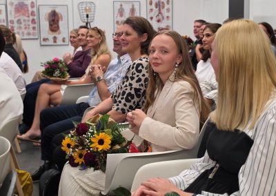 Absolventen 1 jährige im Publikum mit Blumen