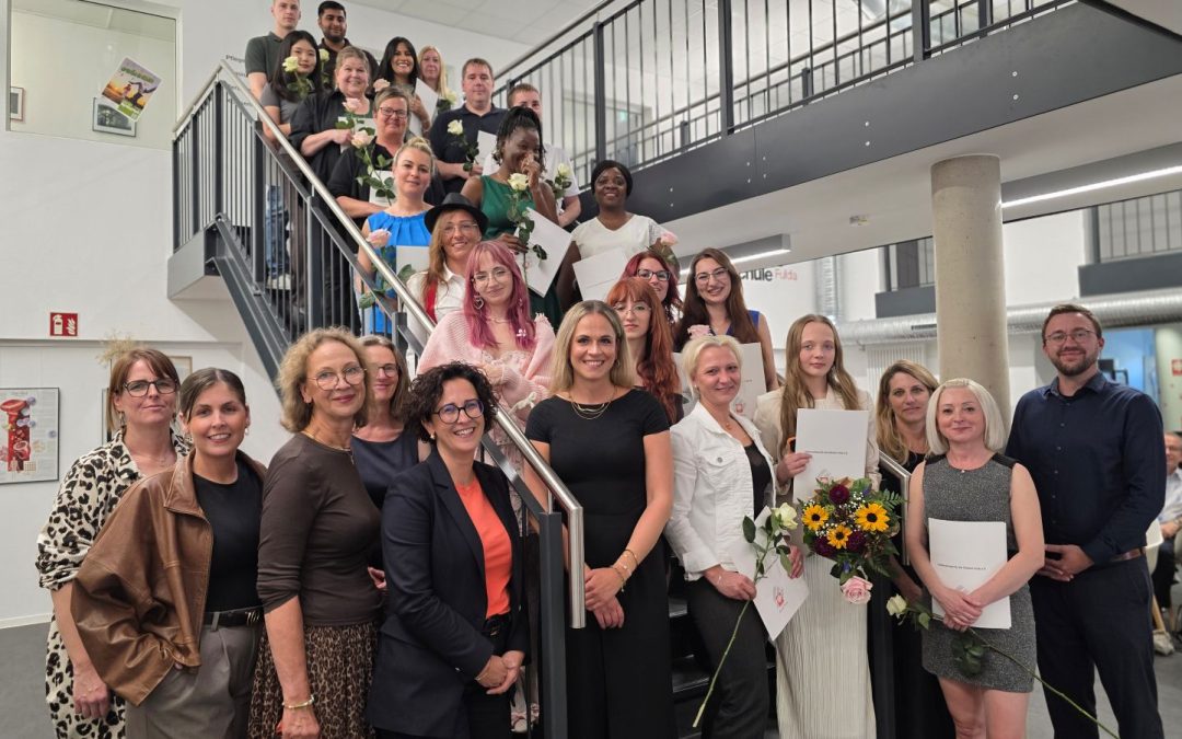 Gruppenbild mit dem Team der Caritas-Pflegeschule und 21 neuen Altenpflegehilfskräften.