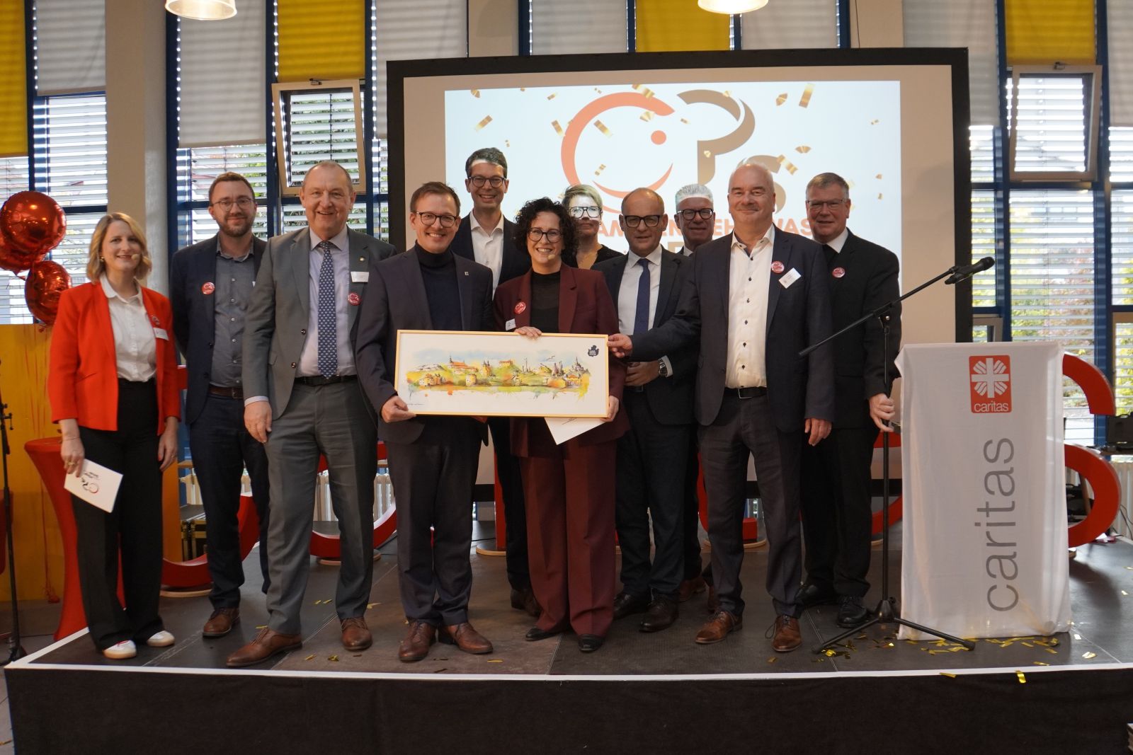 Diözesan-Caritasdirektor Dr. Markus Juch und Finanzvorstand Ansgar Erb nehmen gemeinsam mit Schulleiterin Dajana Herbst Glückwünsche von Vertretern der Politik entgegen.